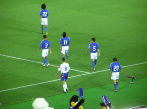 ピッチに降り立つ日本代表選手たち