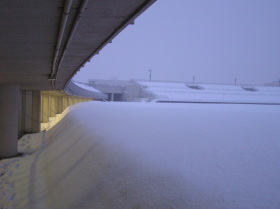 雪に覆われる札幌厚別公園競技場