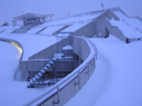 雪に覆われる札幌厚別公園競技場