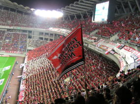 浦和の赤白黒に染まったカシマサッカースタジアム