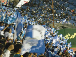 東京ドーム外野席で応援する埼玉西武ライオンズファン